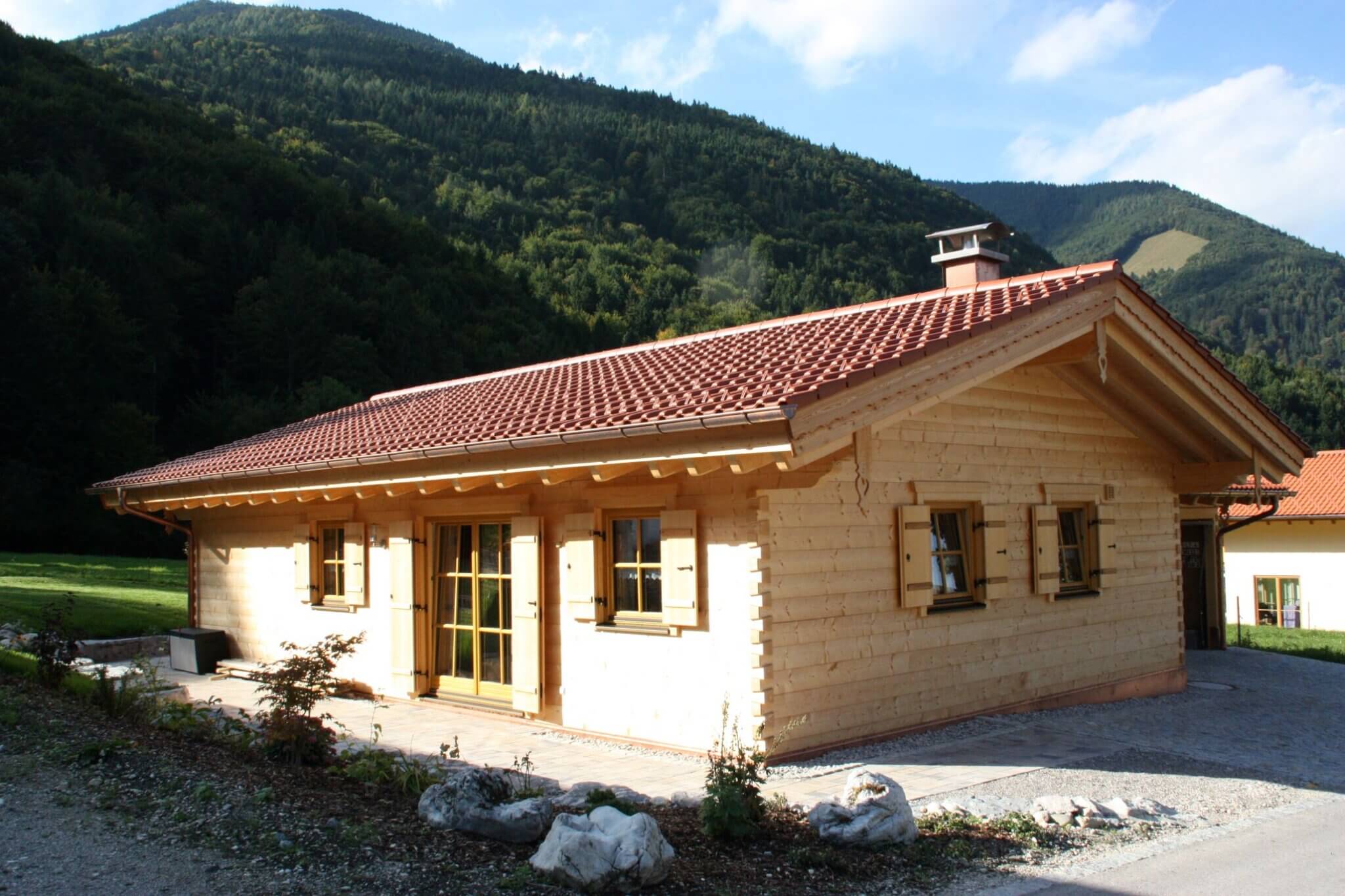 Bungalow by Chiemgauer Holzhaus — image 3